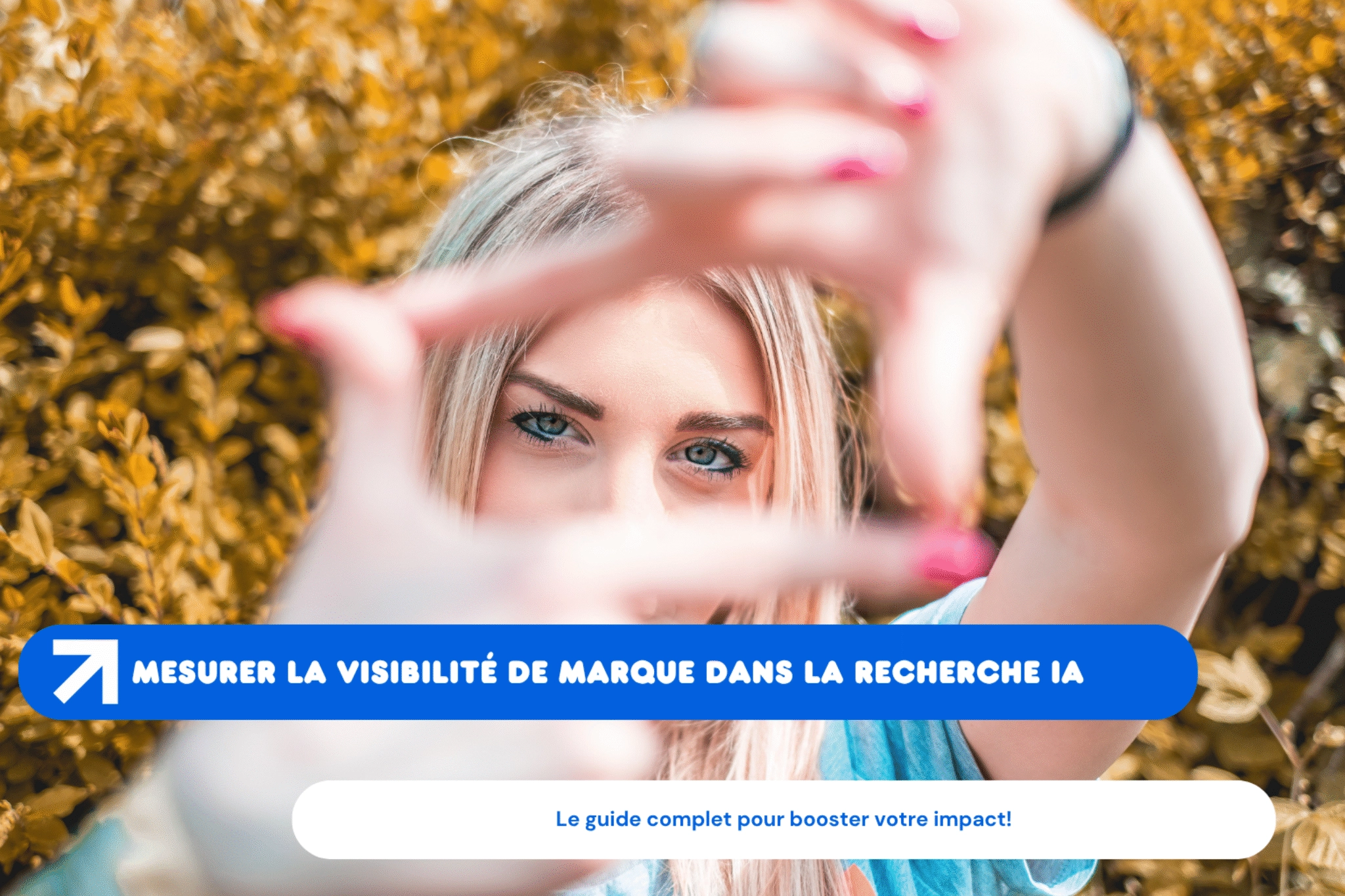 Femme cadrant son visage avec ses mains devant feuillage.