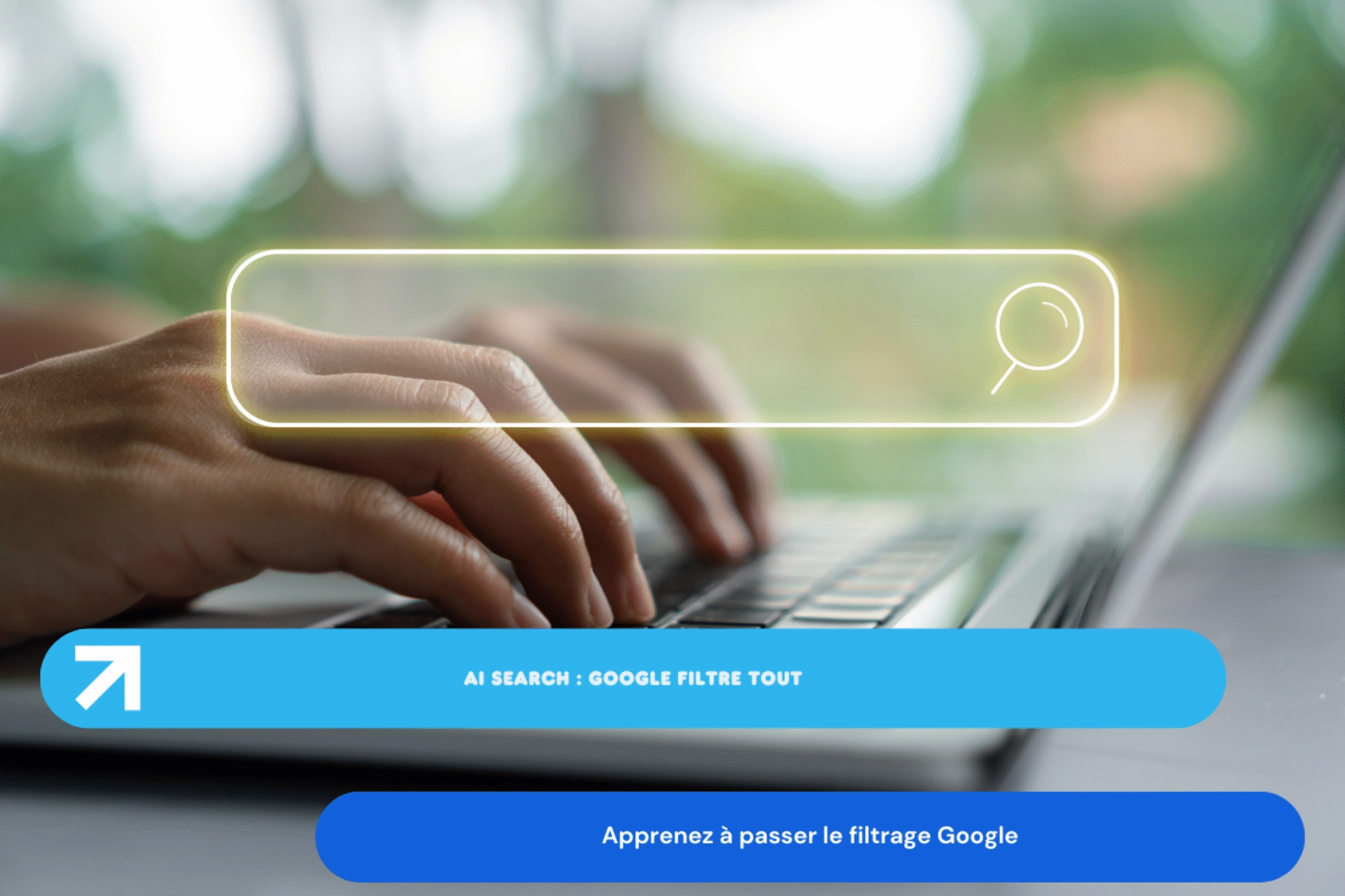Mains tapant sur un clavier avec barre de recherche.