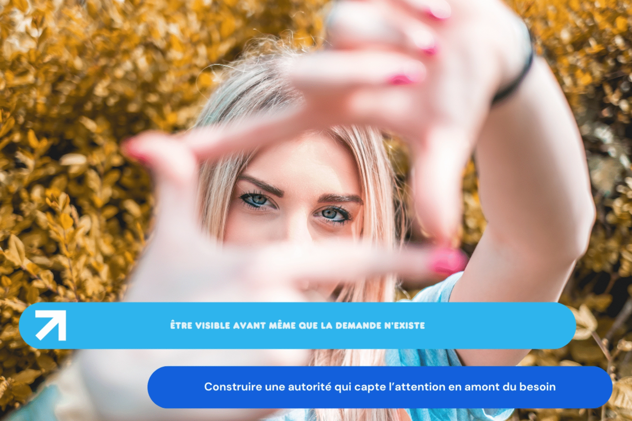 Femme blonde faisant un cadre avec ses mains.