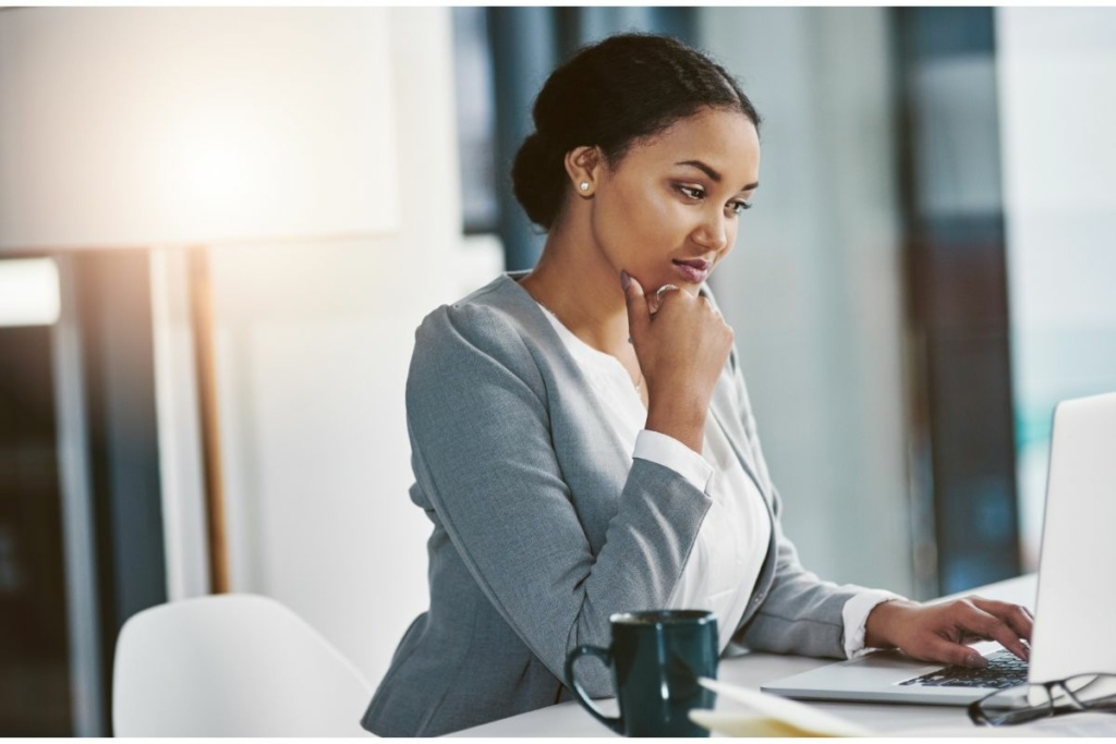 Une femme travaille à son bureau