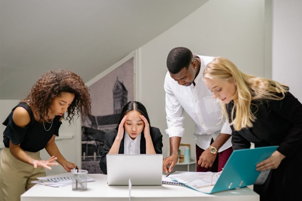 Équipe de travail en pleine réflexion.