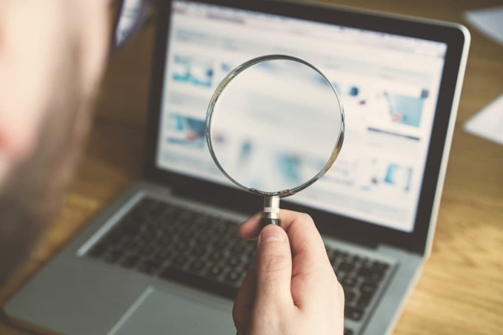 Un rédacteur web vérifie ses sources contrairement à l'ia