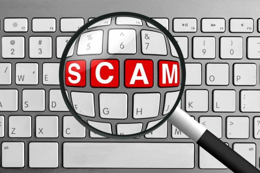 Mot "Scam" écrit sur un clavier d'ordinateur.