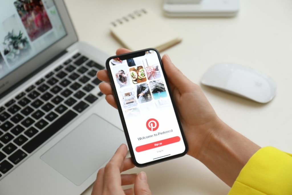 Utilisatrice de Pinterest sur smartphone.