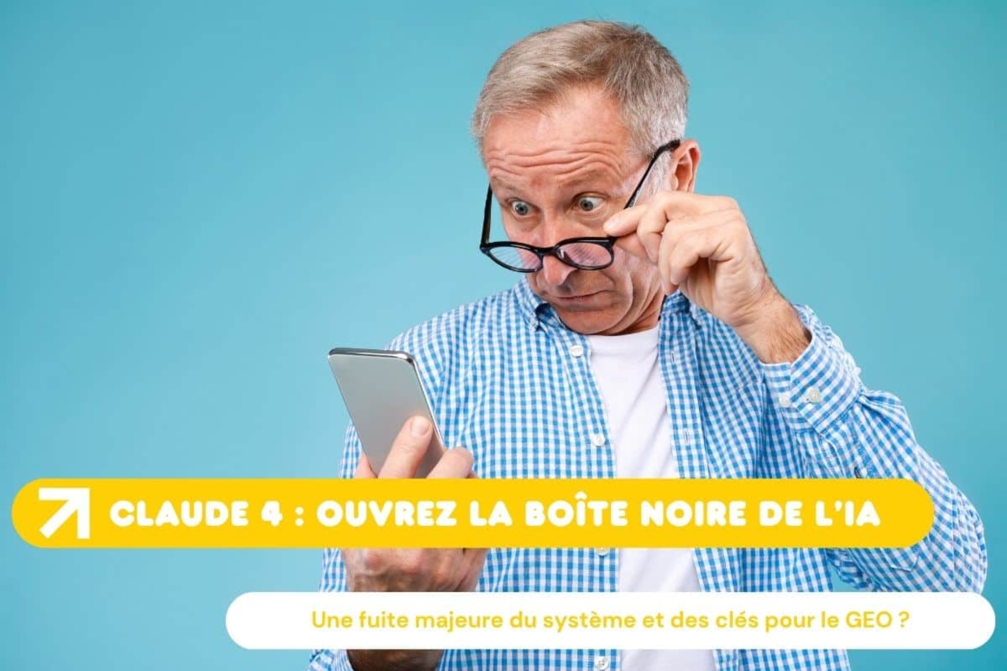 Homme surpris par ce qu'il lit sur son smartphone