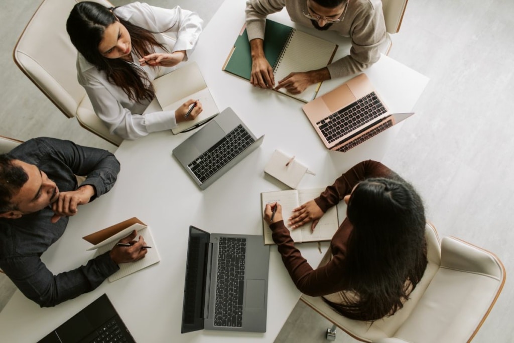 Une équipe de travail autour d'un bureau.
