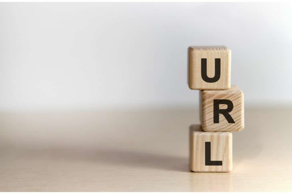 Lettres U, R, L inscrites sur des cubes en bois.