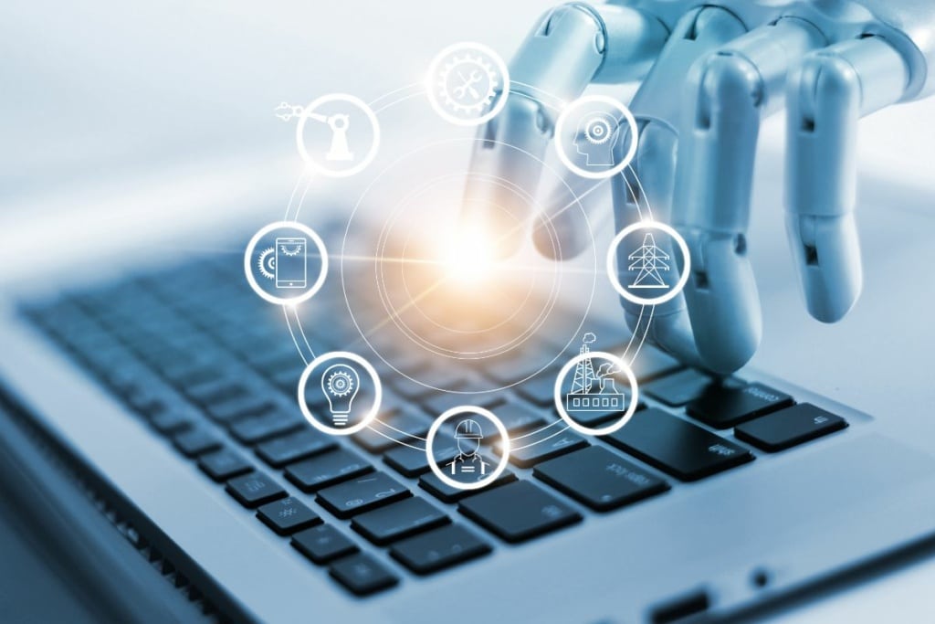 Main robotique sur clavier d'ordinateur