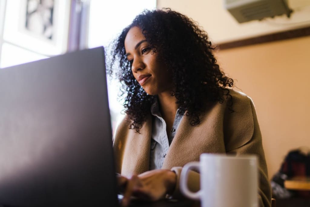 Femme qui travaille sur ordinateur