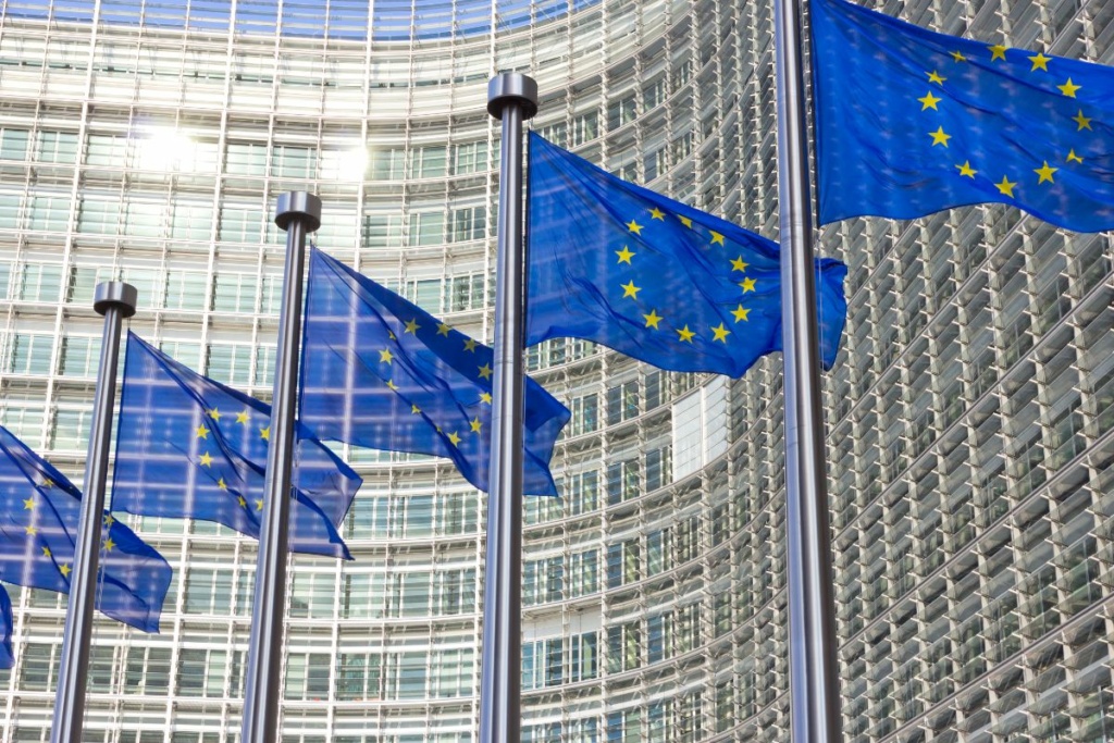 Drapeaux de l'Europe devant le bâtiment de la Commission europénne.
