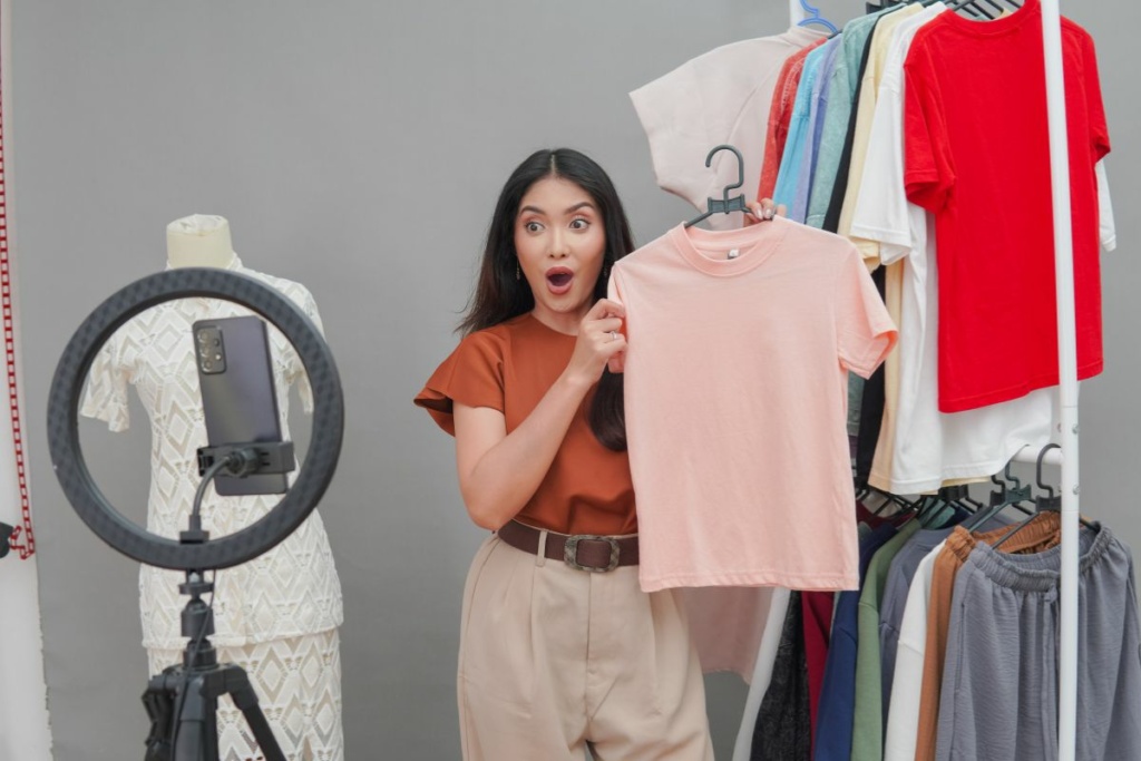 Le Live Shopping est l'une des expériences proposées par TikTok Shop en France