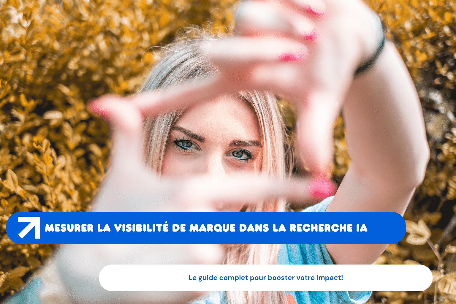 Femme cadrant son visage avec ses mains devant feuillage.