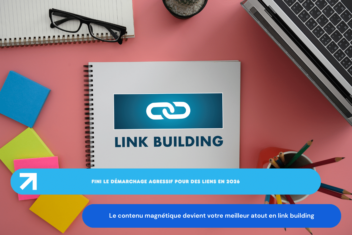 Cahier sur bureau avec ordinateur et lunettes.